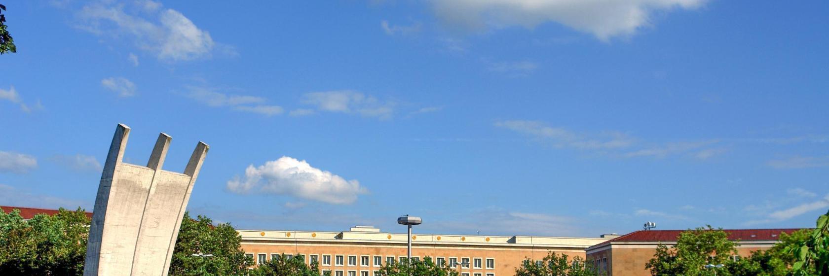 Platz der Luftbrücke mit Luftbrückendenkmal